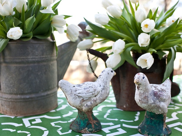 décoration-Pâques-tulipes-blanches-figurines-oiseaux décoration de Pâques