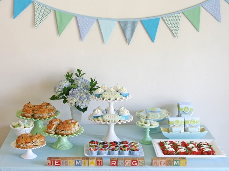 décoration anniversaire –adulte-guirlande-fanions-bleu-vert-cupcakes-salade-fruits