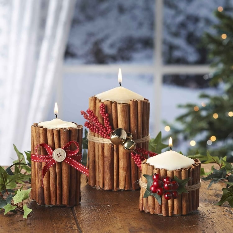 décoration-bougies-Noël-bâtons-cannelle-rubans-rouges-branches-houx décoration de bougies