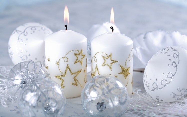 décoration-bougies-Noël-blanches-étoiles-poudre-paillettes-boules-Noel décoration de bougies
