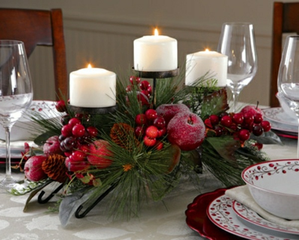 décoration-bougies-Noël-blanches-arrangement-branches-baies-rouges-pommes