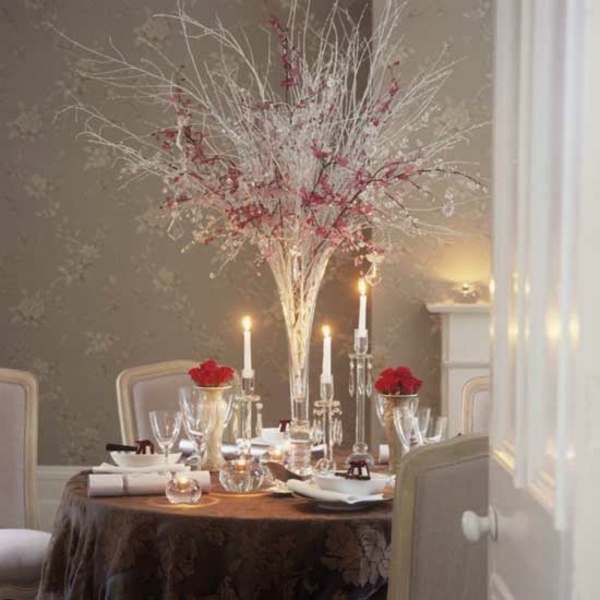 décoration-bougies-Noël-blanches-roses-rouges-branches-décoratives-bougeoirs-cristal