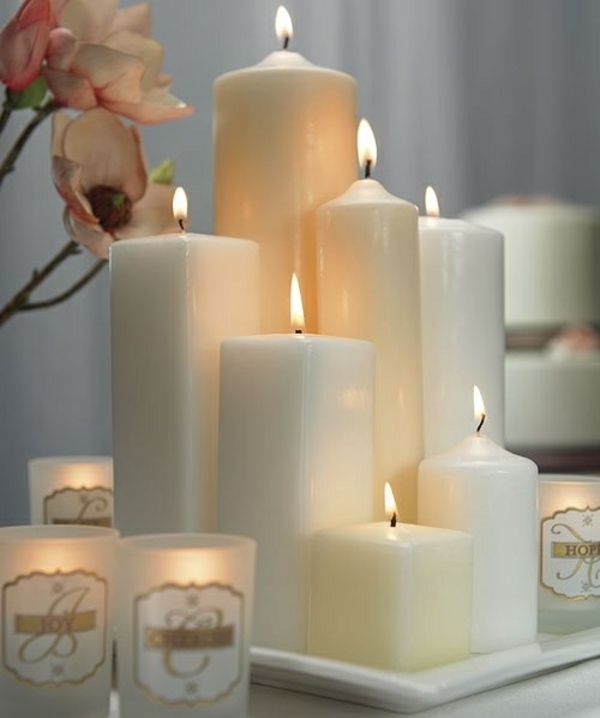 décoration-bougies-Noël-blanches-taille-différente-fleurs décoration de bougies