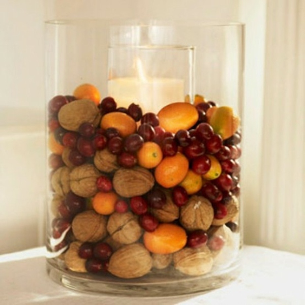 décoration-bougies-Noël-bol-verre-baies-rouges-noix-fruits-bougie-blanche décoration de bougies