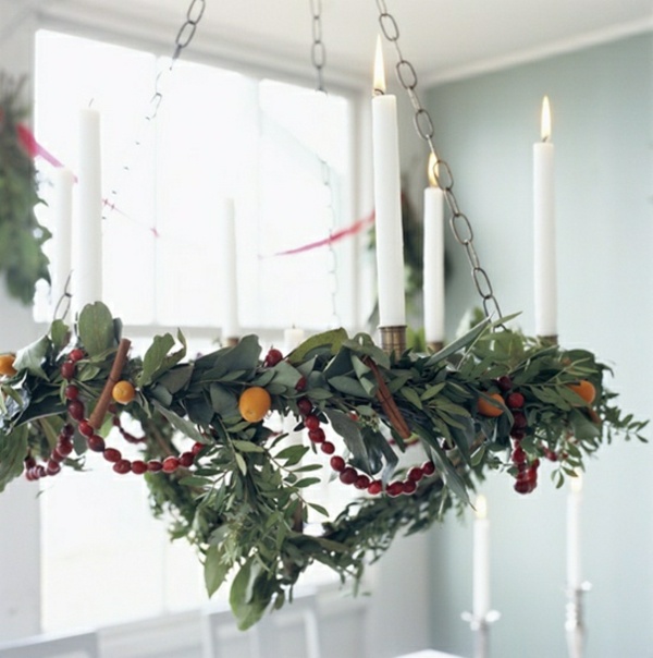 décoration-bougies-Noël-branches-naturelles-vertes-chandelles-blanches décoration de bougies