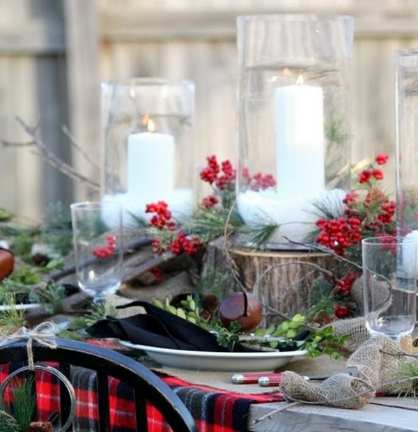 décoration-bougies-Noël-branches-sapin-baies-rouges-toile-jute décoration de bougies
