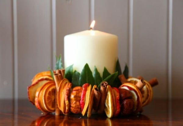 décoration-bougies-Noël-couronne-tranches-orange-bâtons-cannelle-bougie-blanche décoration de bougies
