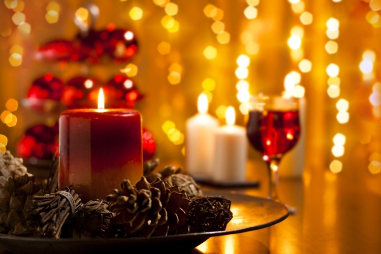 décoration-bougies-Noël-pommes-pin-branches-plateau-bougie-rouge décoration de bougies