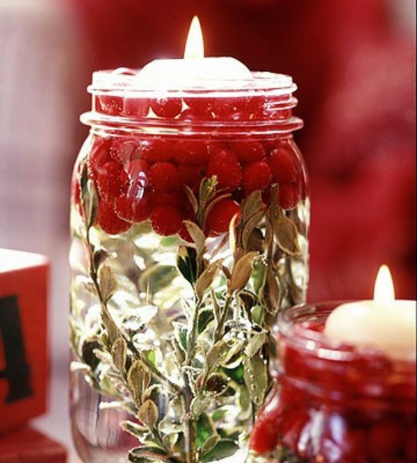 décoration-bougies-Noël-pot-verre-branche-verte-baies-rouges-bougie-flottante décoration de bougies