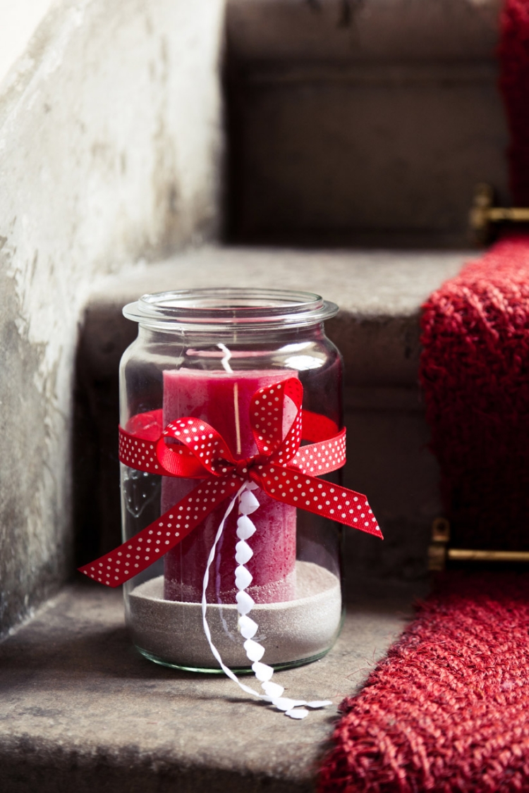 décoration-bougies-Noël-pot-verre-ruban-rouge-pois-blancs-bougie-rouge décoration de bougies