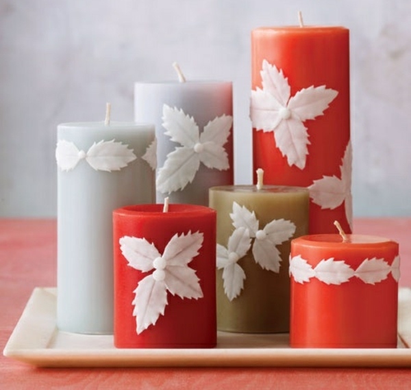 décoration-bougies-Noël-rouges-blanches-fleurs-blanches-décoratives décoration de bougies