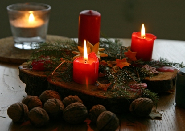 décoration-bougies-Noël-rouges-branche-verte-noix décoration de bougies