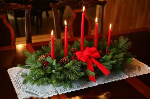 décoration-bougies-Noël-rouges-chandelles-branche-sapin-ruban-rouge-pommes-pin décoration de bougies