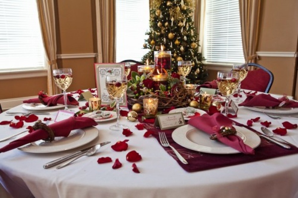 décoration-bougies-Noël-table-Noel-blanc-rouge-ornements-dorés décoration de bougies