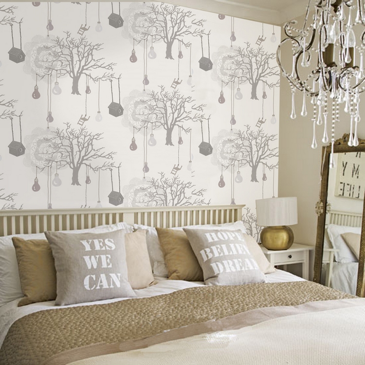 décoration de chambre coucher papier peint motifs lustre coussins