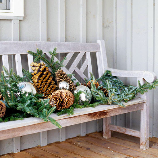 décoration-de-Noël-espace-extérieur-cones-pin-boules-banc