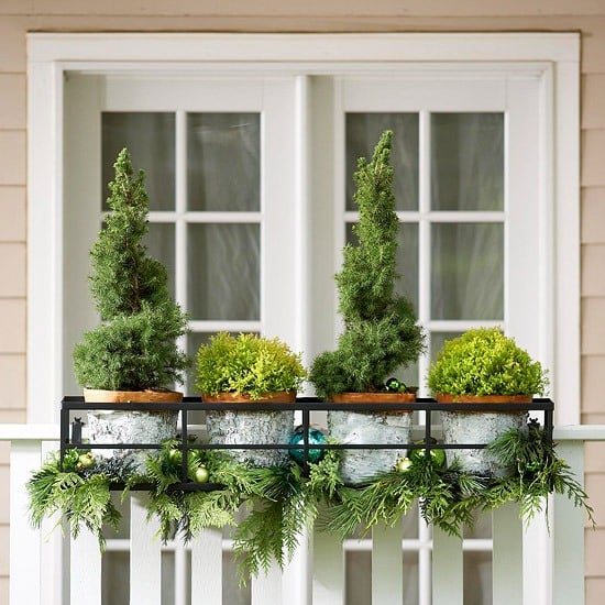 décoration-de-Noël-espace-extérieur-pots-fleurs-mini-sapins