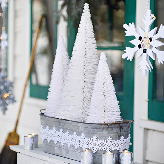 décoration-de-Noël-espace-extérieur-sapin-decoratif-blanc