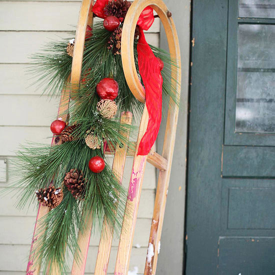 décoration-de-Noël-espace-extérieur-traineau-cones-pin