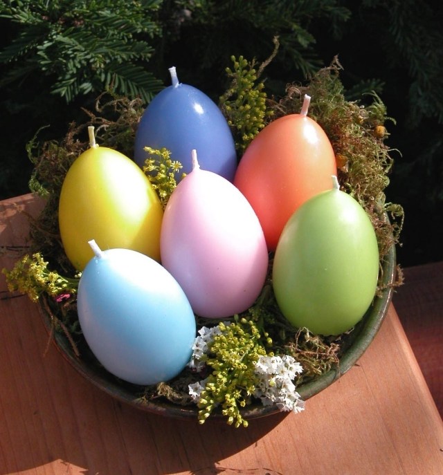 décoration-de-Pâques-oeufs-bougies-multicolores
