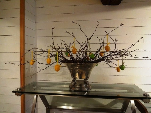 décoration-de-Pâques-table-exterieure-arbre-oeufs-decoratifs