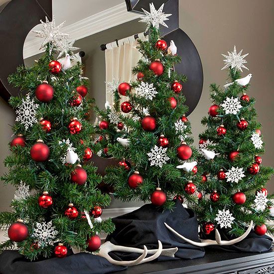 décoration-de-table-Noël-idées-originales-mini-sapins-boules-decoratives-rouges-etoiles