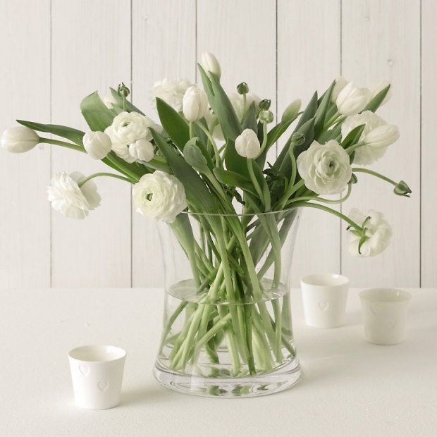 décoration-florale-printemps-renoncules-blanc-vase-verre décoration florale