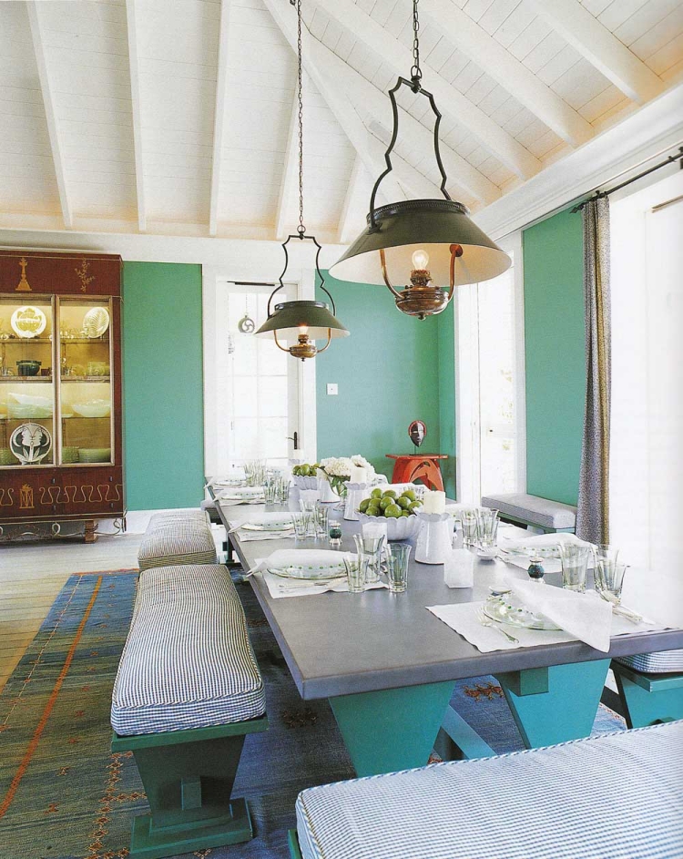 décoration-intérieure-éclectique-salle-manger-table-turquoise-bancs-lustres décoration intérieure