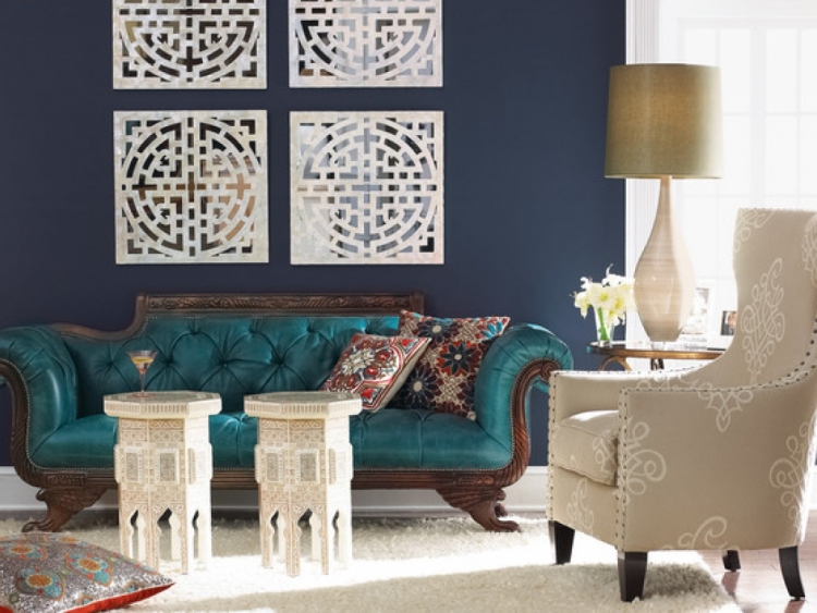 décoration-intérieure-éclectique-salon-mur-bleu-foncé-canapé-bleu-tables-blanches décoration intérieure
