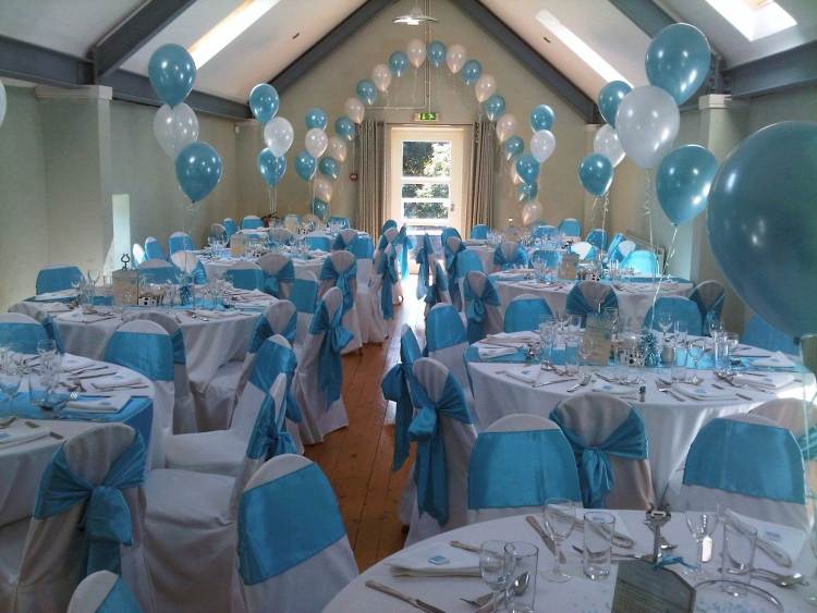 décoration-mariage-idée-originale-couleur-bleue-ruban-ballon