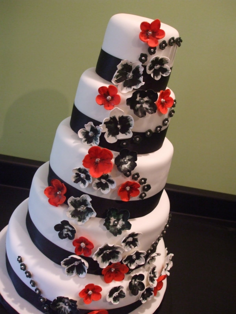 décoration-mariage-idée-originale-gateaux-fleurs-rouges-noirs