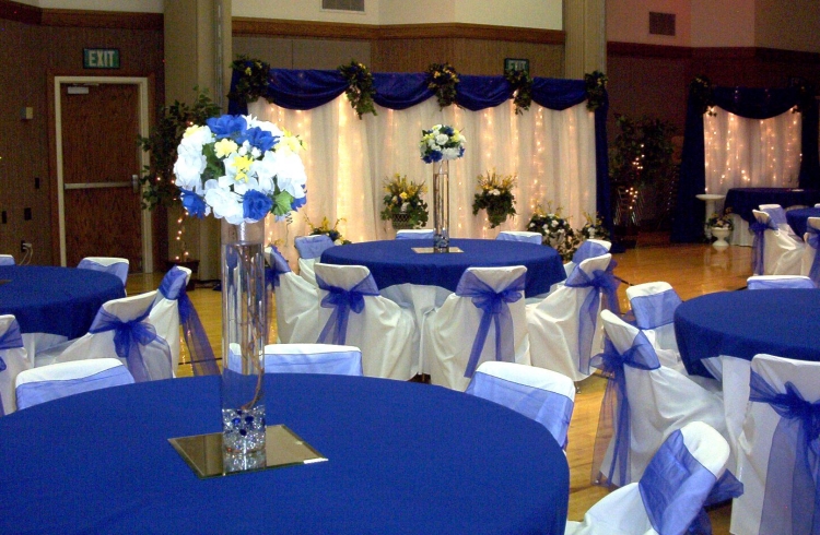 décoration-mariage-idée-originale-nappe-bleu-rubans