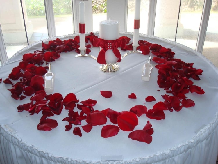 décoration-mariage-idée-originale-roses-rubans-rouges