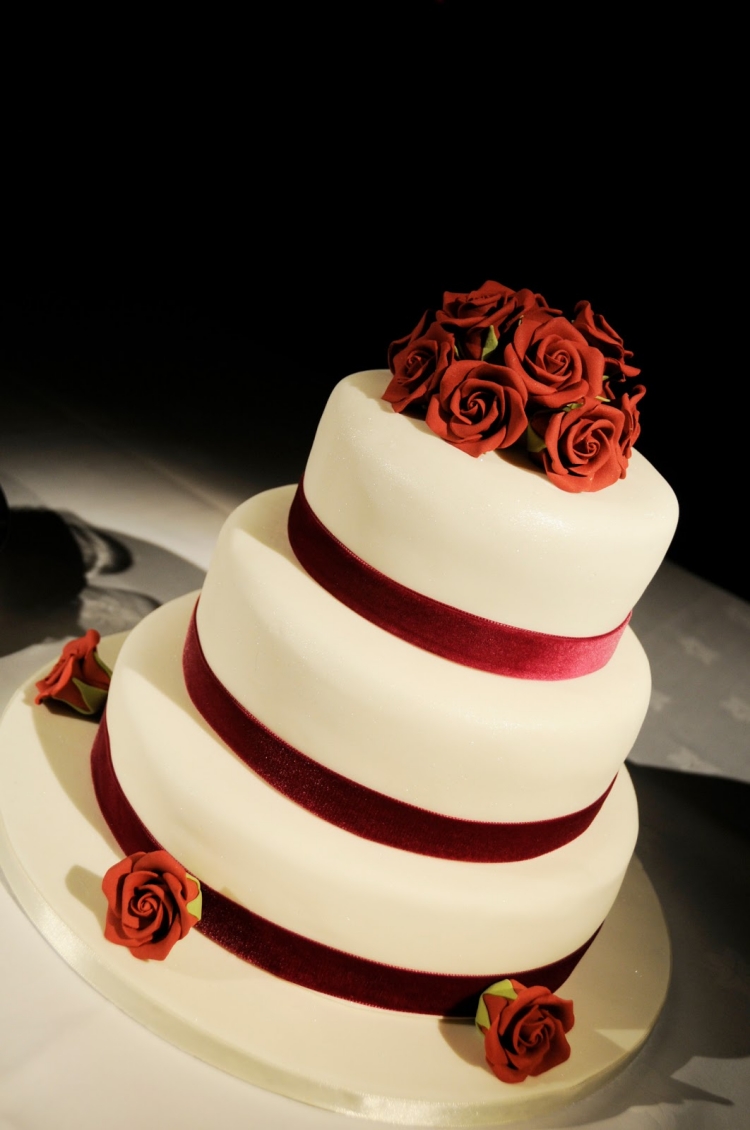 décoration-mariage-idée-originale-ruban-rouge-roses