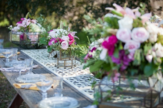 décoration-printemps-table-arrangements-roses-table-bois-rustique