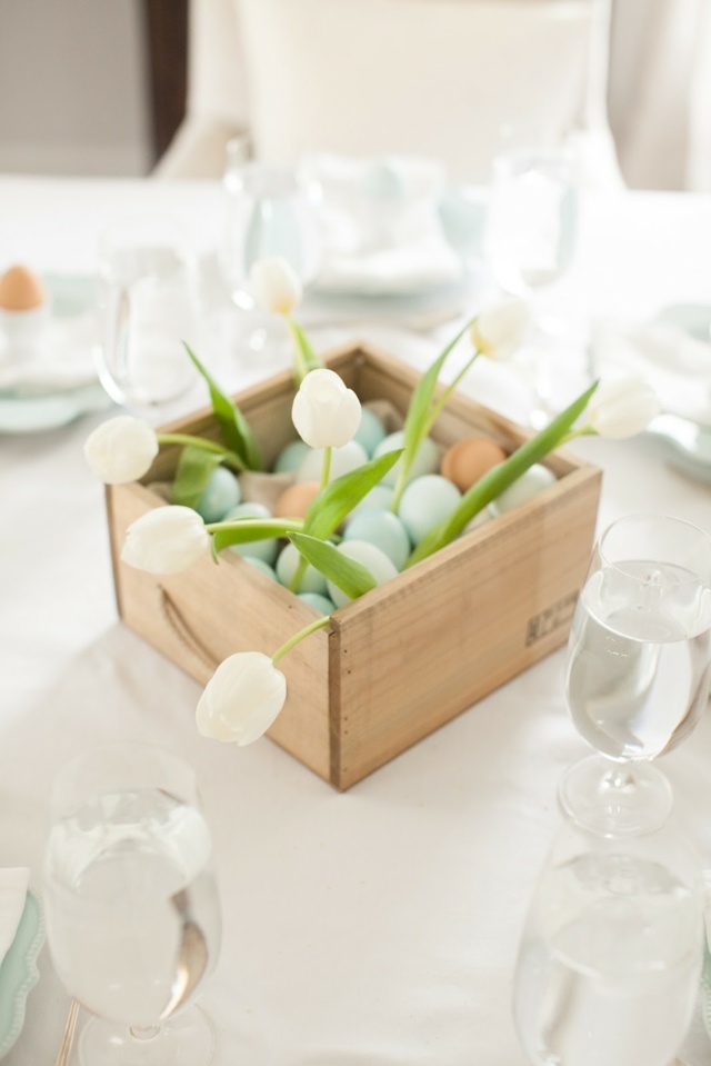 décoration-printemps-table-boîte-bois-oeufs-décoratifs-tulipes décoration printemps