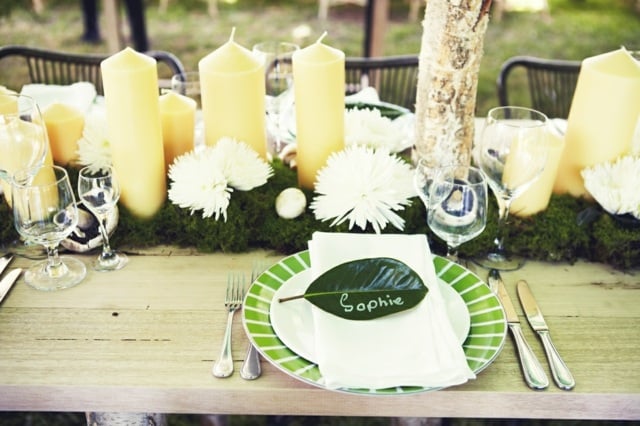 décoration-printemps-table-bougies-blanches-fleurs