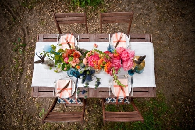 décoration-printemps-table-chemin-table-blanc-roses-fleurs