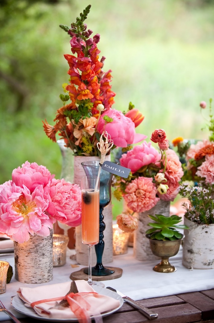 décoration-printemps-table-fleurs-roses-table-bois