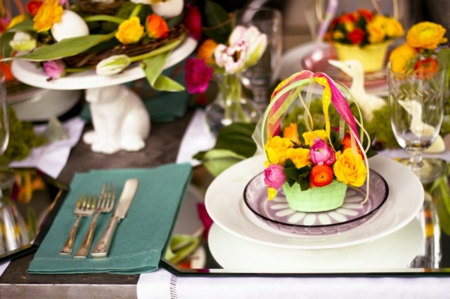 décoration-printemps-table-jacinthes-tulipes-jaune-rose