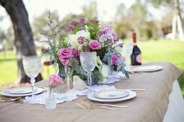 décoration-printemps-table-nappe-jute-roses-verres-cristal décoration printemps