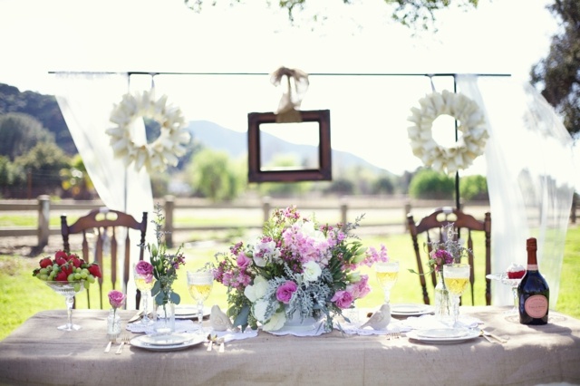 décoration-printemps-table-romantique-fleurs-blanc-rose