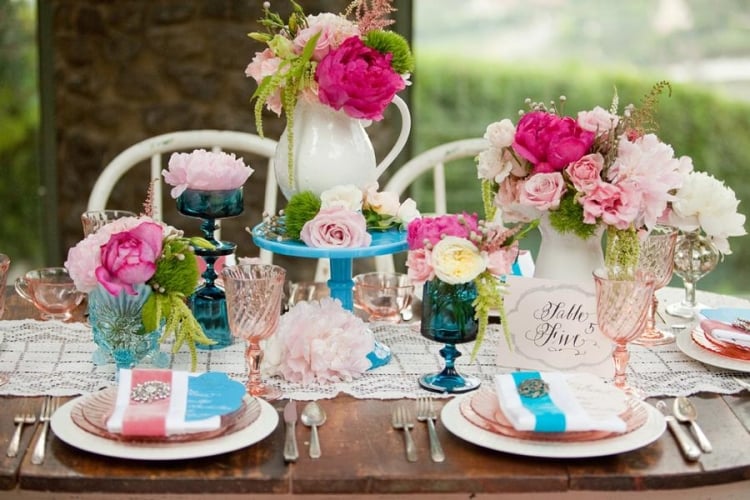 décoration-printemps-table-roses-blanche-roses-pourpre