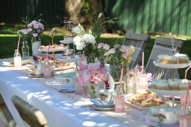 décoration-printemps-table-roses-blanches-rose-pâle-nappe-blanche décoration printemps