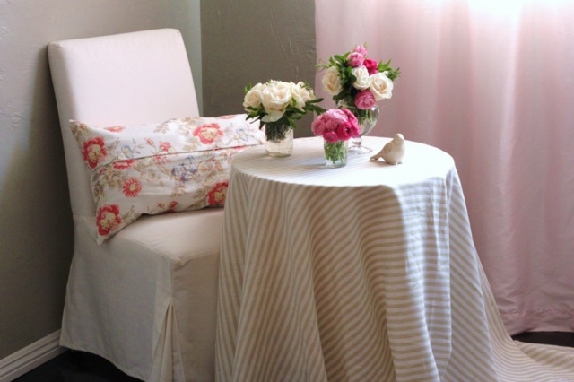 décoration-printemps-table-roses-blanches-roses-figurine-oiseau