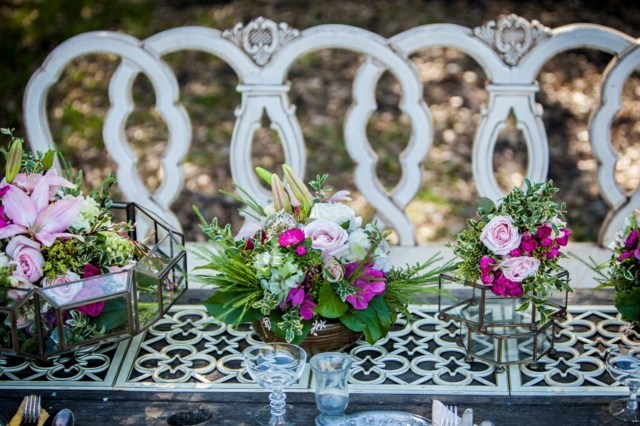 décoration-printemps-table-roses-feuilles-vertes-vases-décoratifs