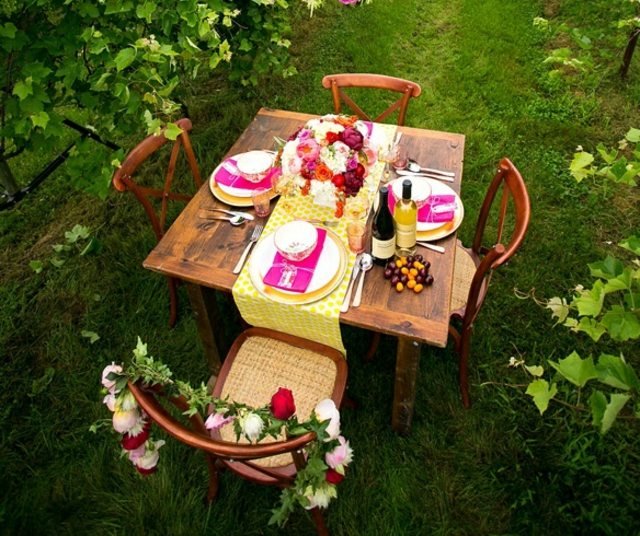décoration-printemps-table-table-bois-jardin-roses-jacinthes
