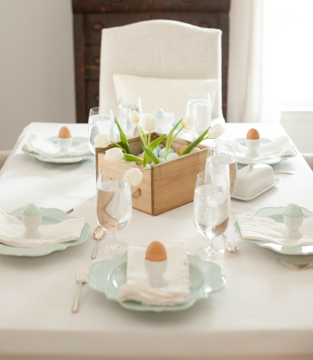 décoration-printemps-table-tulipes-blanches-oeufs-décoratifs décoration printemps