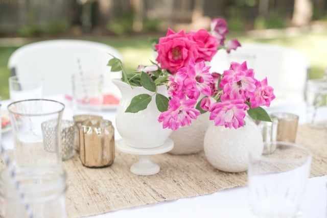 décoration-printemps-table-vases-blancs-roses-chemin-table décoration printemps