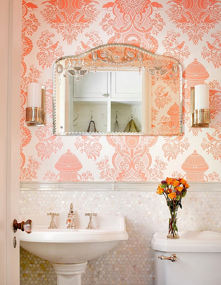décoration-salle-bains-papier-peint-saumon-blanc-style-vintage